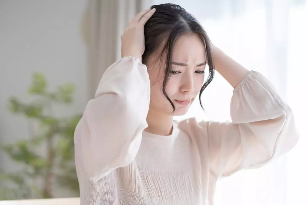 片頭痛の女性